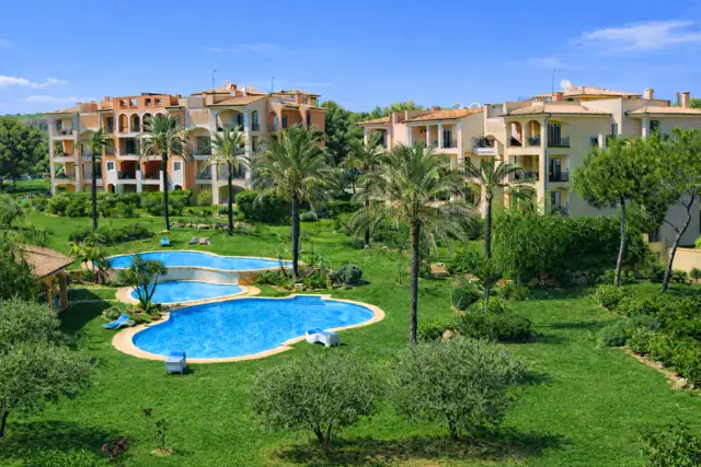 Mediterrane Wohnanlage mit Poollandschaft