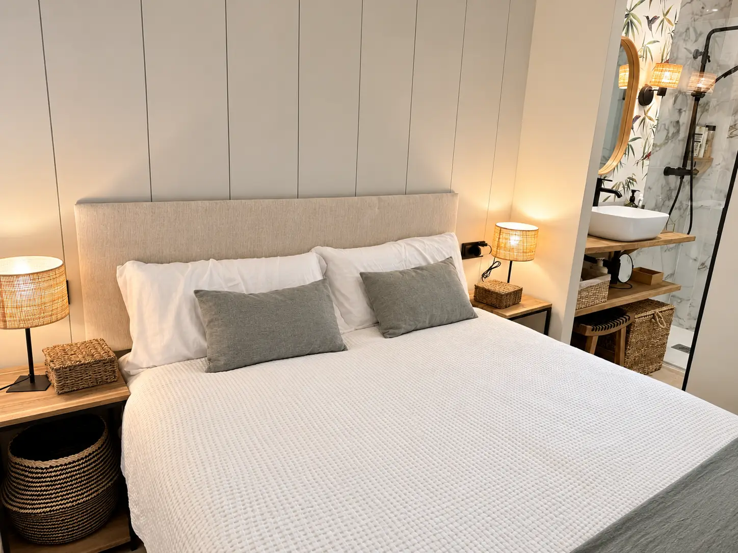 Gemütliches Schlafzimmer mit Badnische
