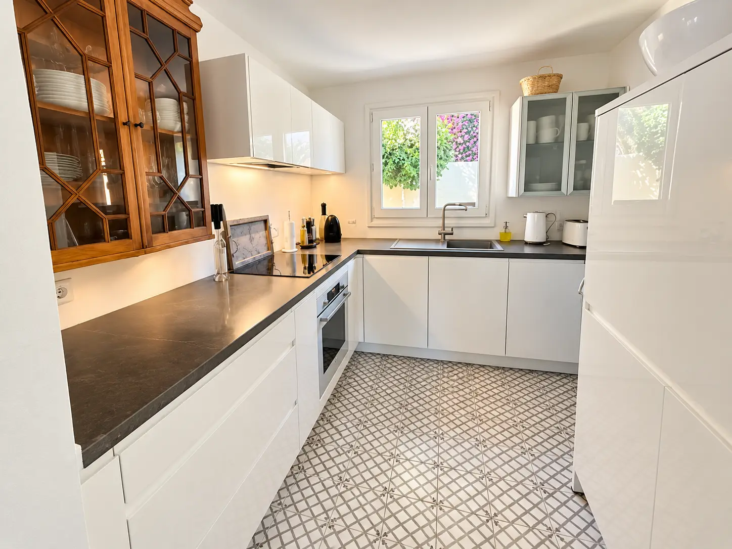 Helle moderne Küche mit Fenster