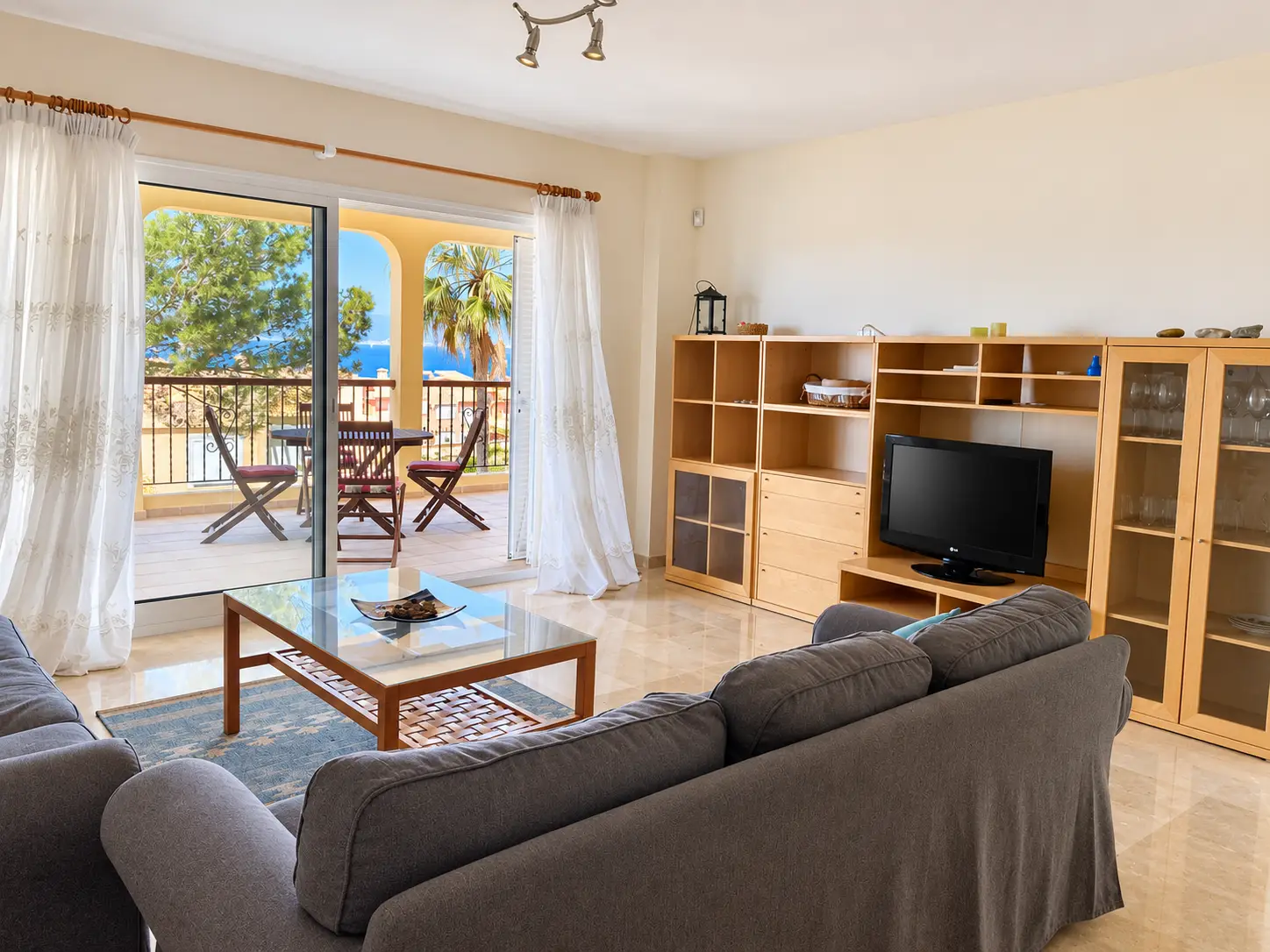 Helles mediterranes Wohnzimmer mit Meerblick (1)
